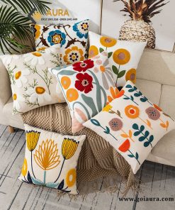 gối thêu hoa trang trí sofa