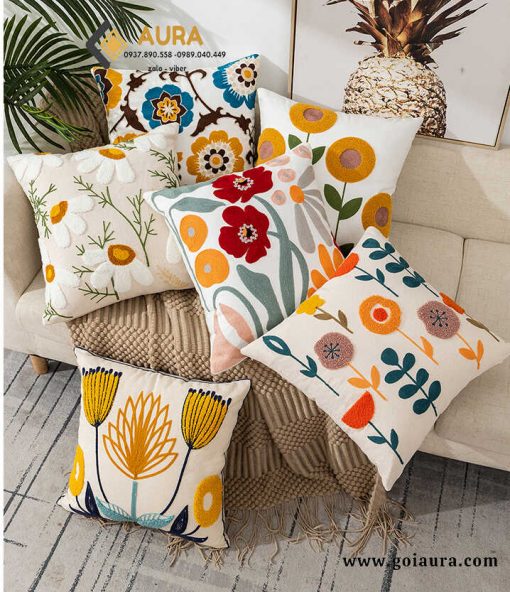 gối thêu hoa trang trí sofa